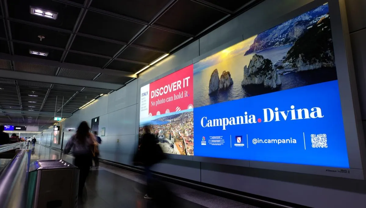 Maxi-affissione Campania.Divina «Discover it» lungo un corridoio dell’Aeroporto di Francoforte