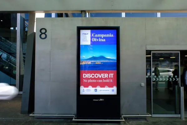 Totem digitale Campania.Divina «Discover it» all’Aeroporto di Francoforte