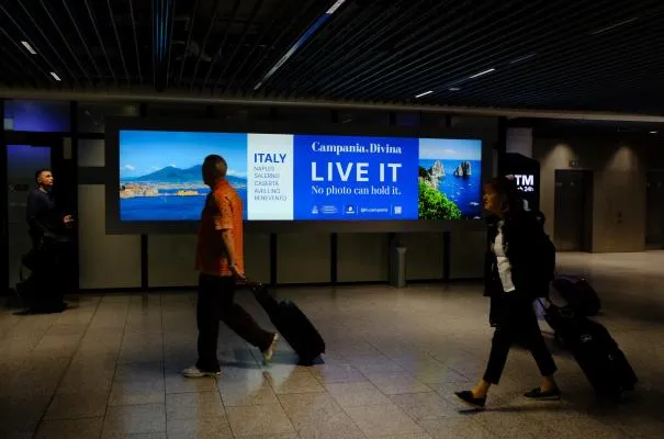 Schermo digitale «Live it» nell’area arrivi dell’Aeroporto di Francoforte