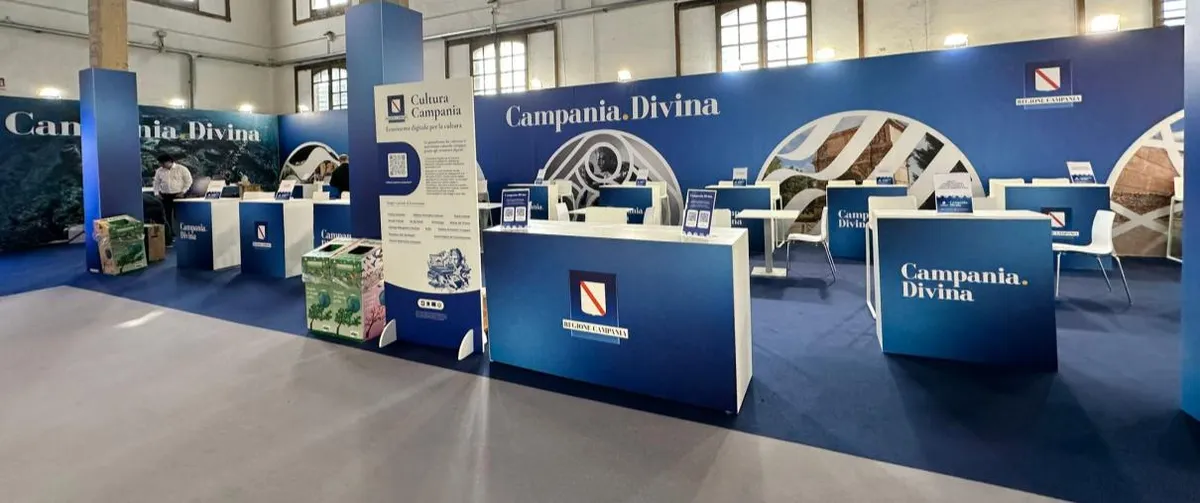Stand istituzionale Campania.Divina con banconi e grafiche di grande formato