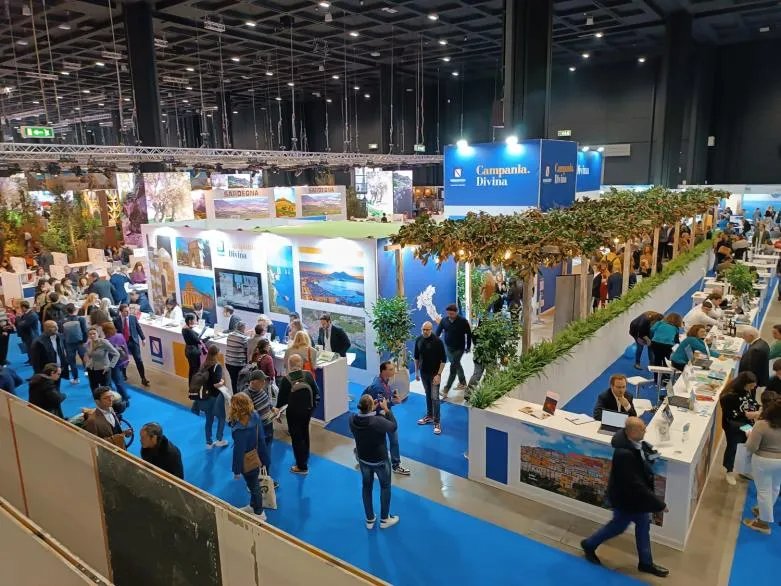 Vista dall’alto dello stand Regione Campania in un padiglione fieristico affollato