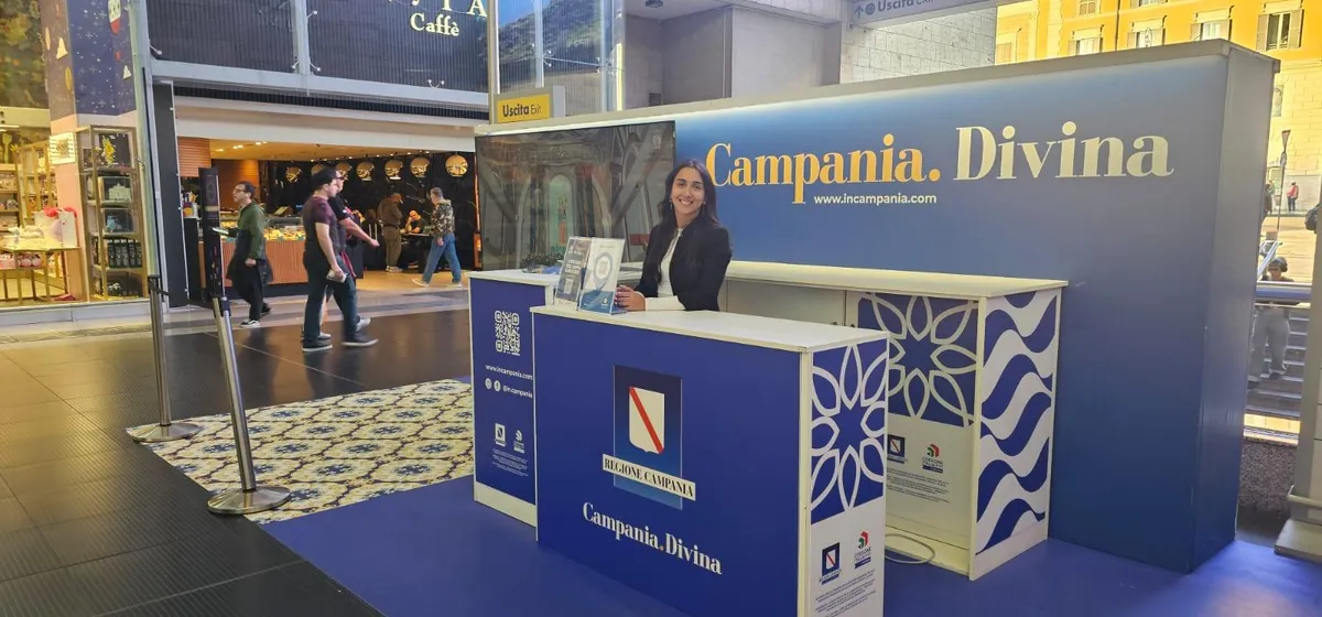 Desk informativo Campania.Divina con decorazioni a maiolica in una grande stazione