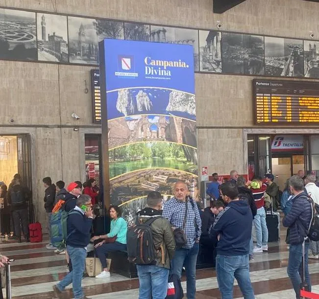 Totem Campania.Divina nell’atrio di una grande stazione ferroviaria