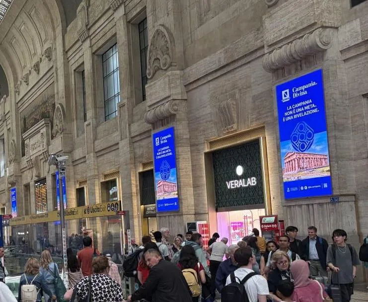 Banner verticali Campania.Divina sulle pareti di una stazione storica