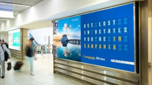 Pannello «Get lost in details, you’re in Campania» nell’area arrivi