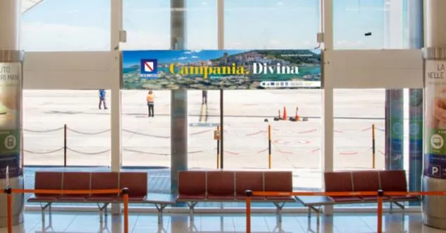 Banner panoramico Campania.Divina sulle vetrate del terminal