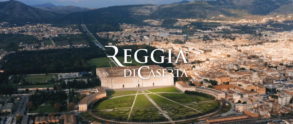 Frame aereo della Reggia di Caserta e del parco con il logotipo in sovrimpressione