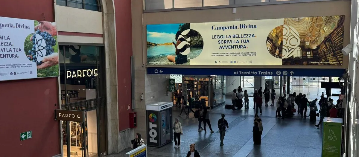 Maxi-affissione «Leggi la bellezza. Scrivi la tua avventura.» nell’atrio della stazione di Torino