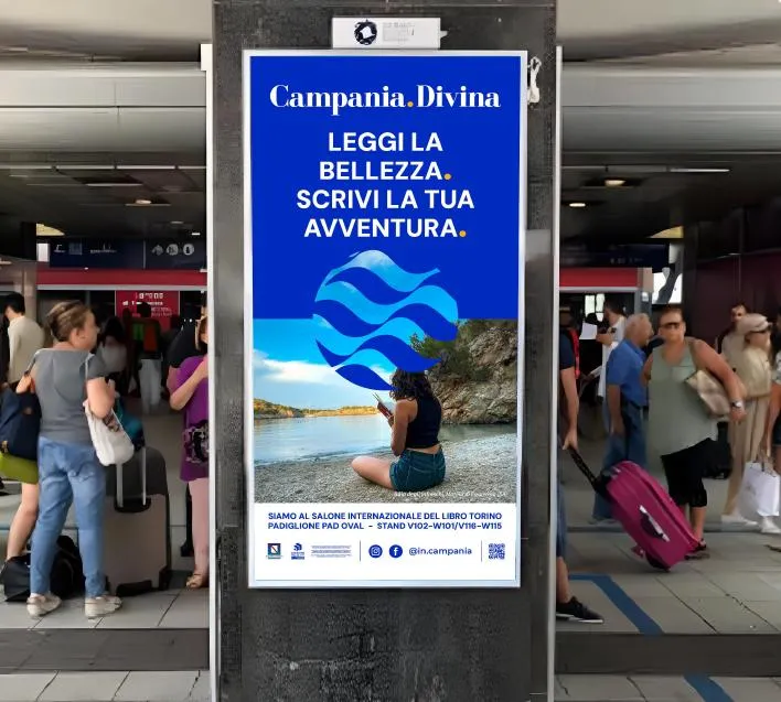 Totem digitale «Leggi la bellezza» tra i viaggiatori in stazione