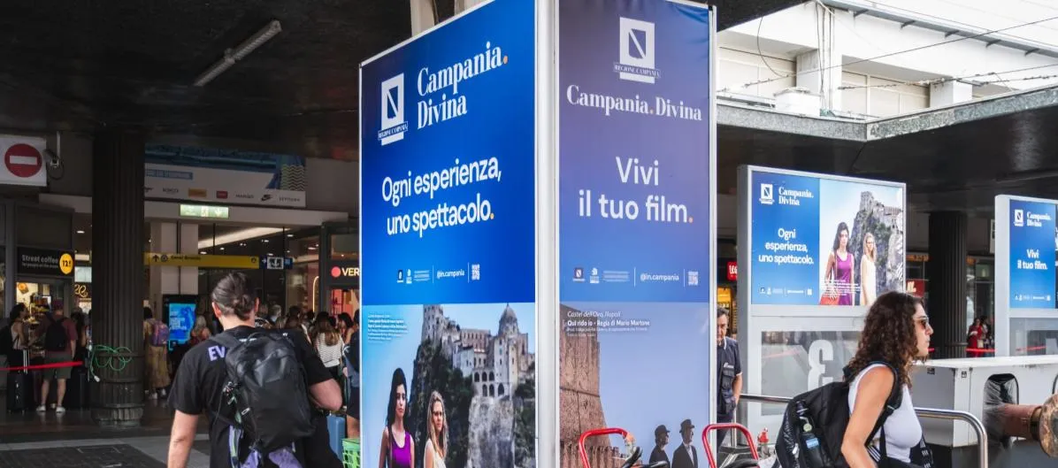 Affissioni Campania.Divina «Ogni esperienza, uno spettacolo» e «Vivi il tuo film» nella stazione di Venezia